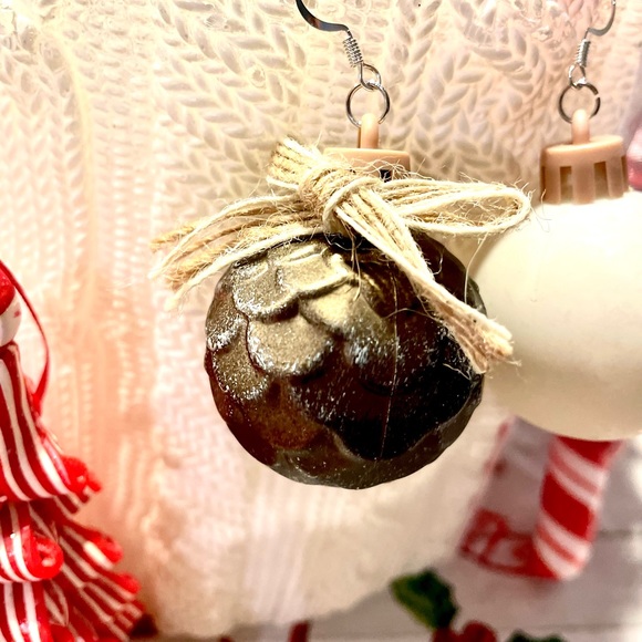 Mini acorn and deer Christmas ornament earrings - Picture 5 of 6
